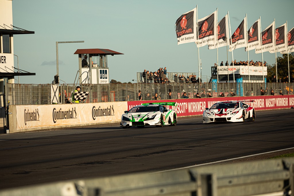 Nissen Racing i formationskørsel mod det ternede flag
(Foto: Jan Gripping)